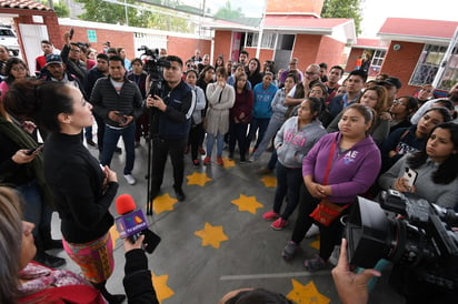 Padres de familia del jardín de niños Juan Escutia se plantaron para exigir información sobre el caso, así como las medidas preventivas a emprender tras acusar al intendente de abuso sexual. (FERNANDO COMPEÁN)