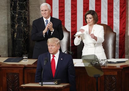 Al terminar la alocución de Trump, Pelosi agarró su copia del discurso, que había leído atentamente durante la sesión, y la rompió en dos a una altura suficiente para que la captaran las cámaras de televisión, en una señal de su amarga relación con el presidente.
(EFE)