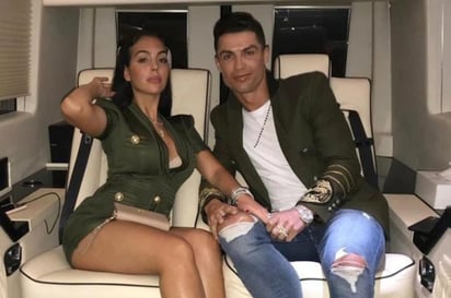 Georgina subió el momento a su cuenta de Instagram, donde se vio a Cristiano sorprendido por el costoso regalo. (CORTESÍA)