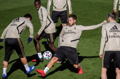 Eden Hazard (d) durante el entrenamiento del Real Madrid en la Ciudad Deportiva de Valdebebas. (EFE)