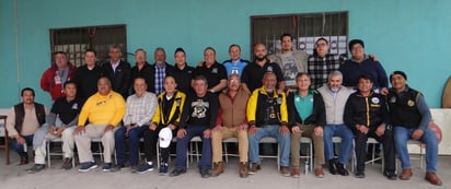 Algunos de los miembros de la Hermandad Gatos Negros, que se reunieron a disfrutar del Súper Bowl celebrado en Miami. (ESPECIAL) 