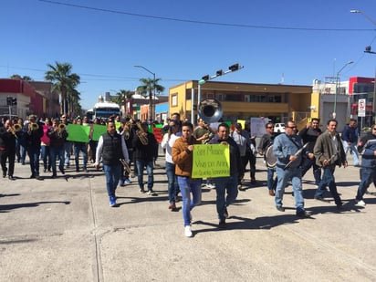 En estos momentos los músicos se encuentran entonando melodías y portando pancartas de 'Devuelve after, queremos matar la tusa', 'Devuelvan nuestro trabajo'  'Marina, sin after y sin trabajo' y 'Soy mesero, vivo del after, quiero vivir'.
(ANGÉLICA SANDOVAL)