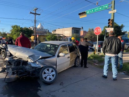 Un aparatoso accidente registrado en el sector Centro de Torreón dejó dos menores lesionados y daños estimados en 80 mil pesos. (EL SIGLO DE TORREÓN)