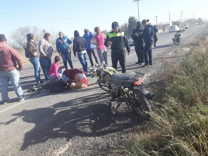 Con diversos golpes terminaron el motociclista y su acompañante, luego de chocar con una camioneta. (EL SIGLO DE TORREÓN)