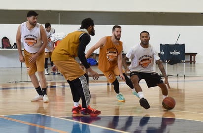 Los integrantes del equipo Naranja han tenido ya tres prácticas bajo las indicaciones del coach argentino Sebastián Sucarrat, quien esta noche se estrenará frente a la afición de la Comarca Lagunera. (JESÚS GALINDO)