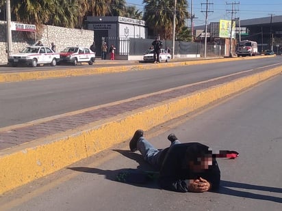 Cae adulto mayor sobre el bulevar Miguel Alemán frente a las instalaciones del hospital del ISSSTE de la ciudad de Lerdo.