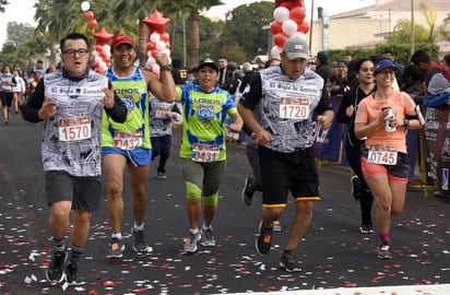 Cientos de laguneros saldrán mañana a las calles para participar en las carreras o apoyar a los atletas. (ARCHIVO) 