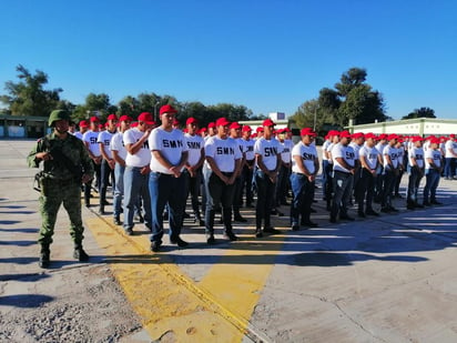 El titular del Batallón informó que hasta el momento están inscritos 4 mil jóvenes y agregó que cuentan con 15 altas voluntarias de mujeres, las cuales tendrán que realizar a la par las actividades programadas.
(EL SIGLO DE TORREÓN)