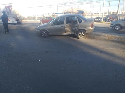 Tras el fuerte impacto, el auto terminó sobre el camellón que divide los carriles de circulación, en tanto la camioneta termino sobre la misma vialidad. (EL SIGLO DE TORREÓN)
