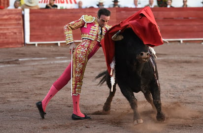 El maestro Enrique Ponce tuvo una gran tarde en la plaza Alberto Balderas cortando tres orejas y un rabo.