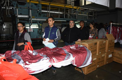 Los corredores visitaron el área de prensa, donde recibieron sus playeras. (Jesús Galindo)