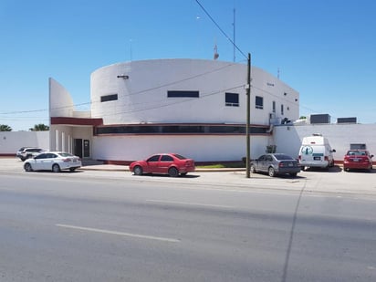 Familia identifica y reclama cuerpo de motociclista que murió al chocar contra un árbol, en Torreón. (EL SIGLO DE TORREÓN)