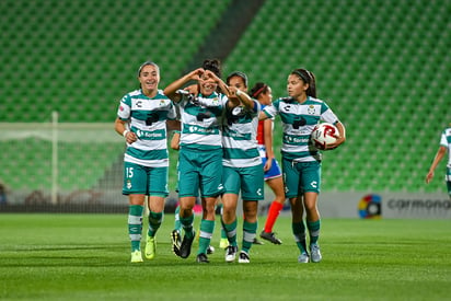 Celebran las Guerreras tras el tanto del empate anotado por Esmeralda Zamarrón al minuto 36. (ERNESTO RAMÍREZ)