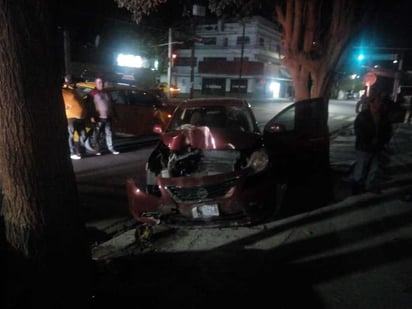 Ebrio al volante toma calle en sentido contrario, choca de frente con auto estacionado y termina impactado contra un poste.