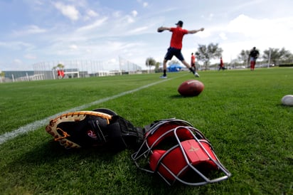 Jugadores de Medias Rojas de Boston ayer, durante el inicio del entrenamiento primaveral. (AP)