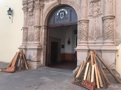 Como cada año, ya se colocó leña al exterior de algunos planteles de la UJED y del Edificio Central. (EL SIGLO DE TORREÓN) 