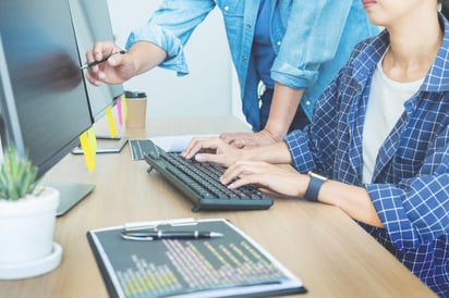 Los trabajadores contratados a través de una outsourcing que se utiliza para evadir obligaciones fiscales y de seguridad social, tardan más tiempo en acceder a un crédito del Infonavit. (ARCHIVO) 