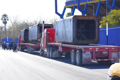 La pesada obra artística del escultor lagunero David Madero tuvo que ser transportada en cinco camiones tipo quinta rueda. (EL SIGLO COAHUILA)