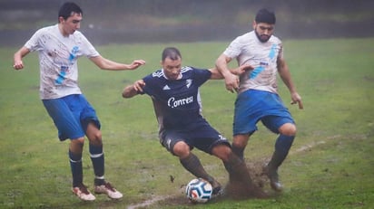 Los dos equipos encarnizaron una gran batalla dentro del terreno de juego a pesar de las malas condiciones del terreno de juego. (CORTESÍA)