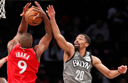 Los Nets de Brooklyn se impusieron 101-91 a los Raptors de Toronto, que tenían 15 victorias consecutivas. (AP)