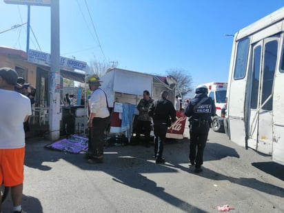 Impactó su costado izquierdo contra un puesto de gorditas y parte de una techumbre, dañando también a su paso una camioneta que se encontraba estacionada. (EL SIGLO DE TORREÓN)