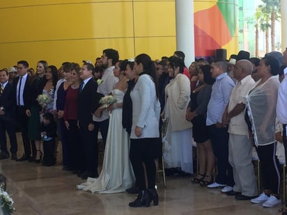 En el marco del Día de San Valentín y del evento “Una Boda para Todos”, 320 parejas de Gómez Palacio contrajeron matrimonio por la vía civil, y sus testigos de honor fueron el gobernador de Durango, José Rosas Aispuro Torres y la presidenta honoraria del DIF estatal, Elvira Barrantes. (ANGÉLICA SANDOVAL)