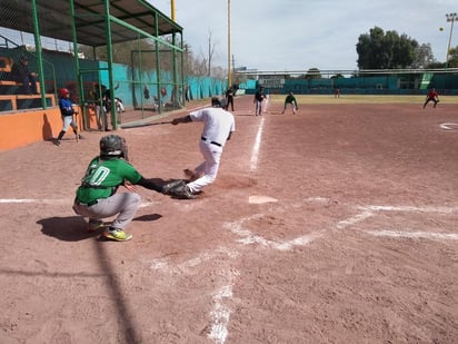 Trepidantes juegos entregó la jornada 15 de la temporada 'Maestro Alfonso Cepeda Salas' en la Liga Magisterial de Softbol de la sección 35 del SNTE. (ARCHIVO)