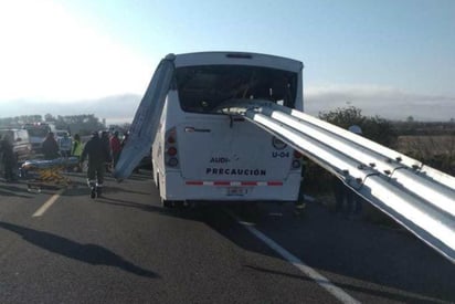 Al lugar acudieron elementos de diversas corporaciones de auxilio, quienes trasladaron a los lesionados a un hospital de la ciudad de Puebla. (ESPECIAL)