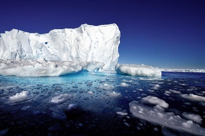 Esta región almacena aproximadamente 70 por ciento del agua dulce del mundo en forma de nieve y hielo. Si todo se derritiera, el nivel del mar aumentaría de 50 a 60 metros, pero eso tomaría muchas generaciones. (ESPECIAL)