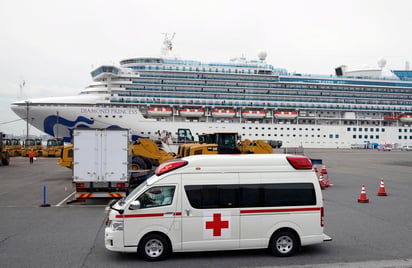 A bordo del Diamond Princess llegaron unas 3,700 personas, entre pasajeros y tripulantes, y por lo menos doscientos de ellos ya se ha confirmado que quedaron infectados por el coronavirus. (EFE)