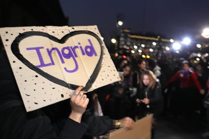 Una comitiva de 10 mujeres feministas ingresaron a Palacio Nacional para sostener un encuentro con la titular del Instituto Nacional de las Mujeres tras manifestarse por el feminicidio de Ingrid Escamilla. (EFE)