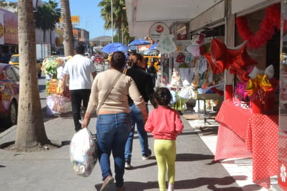 Los giros que más incrementan sus ventas son los de regalos, detalles como los globos, flores, muñecos de peluche, así como los restaurantes, que se ven muy beneficiados con esta fecha. (ARCHIVO)