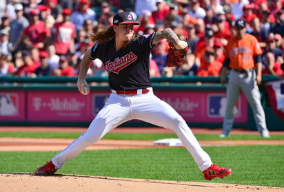 Mike Clevinger tuvo rotura parcial de la rodilla izquierda, y se estima que se perderá varias semanas. (ARCHIVO) 