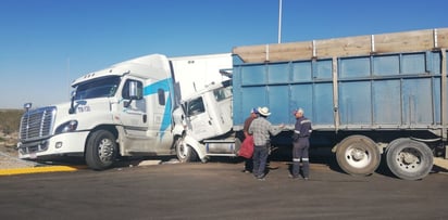 Con su parte frontal se impactó el camión de carga, en el costado izquierdo del tráiler.