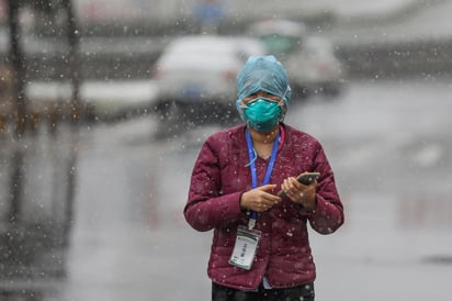 Uno de los filtros que generan sospecha de coronavirus, es que la persona presente problemas respiratorios y que haya viajado o estado en contacto con algún paciente en los últimos catorce días. (EFE)