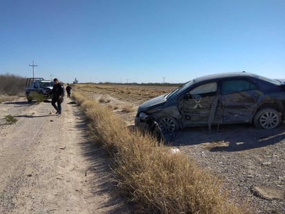 Un tráiler cargado con pacas impactó al vehículo particular y lo proyectó hacia afuera de la carpeta asfáltica. (EL SIGLO DE TORREÓN)