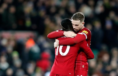 El senegalés Sadio Mané (10) festeja con su compañero de Liverpool, el inglés Jordan Henderson, tras la victoria sobre Norwich City.