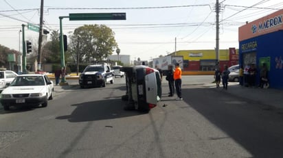 La mañana de este domingo se registró un choque-volcadura en la zona centro de la ciudad de Gómez Palacio, los conductores de los vehículos involucrados resultaron con algunos golpes leves que no requirieron hospitalización. (EL SIGLO DE TORREÓN)