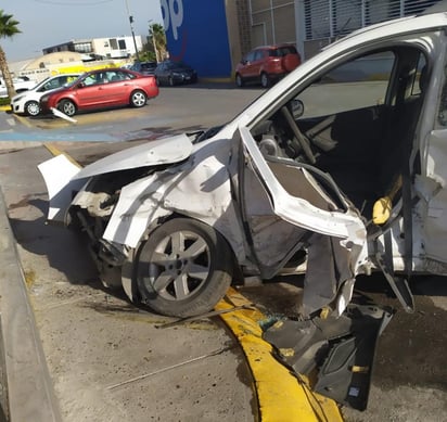 Tras el fuerte impactó, la camioneta Tornado salió proyectada hasta impactarse con el estacionamiento del centro comercial que se ubica en el sector, terminando José Mario gravemente lesionado en la cabina del vehículo. (EL SIGLO DE TORREÓN)