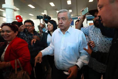  Con un cartel que decía 'La vida de las mujeres vale más que tú pinche rifa', un grupo de mujeres se manifestó en la visita que realizó el presidente Andrés Manuel López Obrador a Romita para inaugurar un cuartel de la Guardia Nacional, a quien le exigieron que active la alerta de género en todo el país, debido a los altos índices de feminicidios y de violencia contra las mujeres. (NOTIMEX)