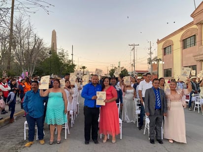 Autoridades municipales estuvieron presentes en las bodas. (CORTESÍA) 