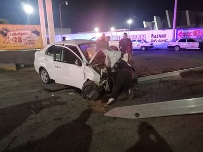 El vehículo resultó con el frente completamente deshecho tras impactarse contra un muro en una gasolinera. (EL SIGLO DE TORREÓN)