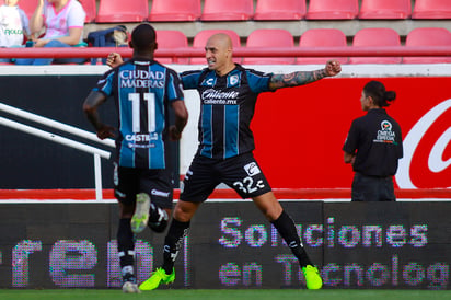 Ariel Nahuelpán (d) marcó dos tantos en la victoria de Gallos Blancos 3-2 sobre los Rayos del Necaxa. (JAM MEDIA)