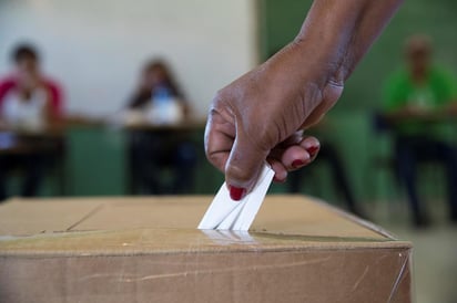 La decisión fue adoptada tras una reunión del pleno del órgano electoral, que canceló ayer el proceso tras cuatro horas de votación por múltiples fallos y retrasos. (EFE)