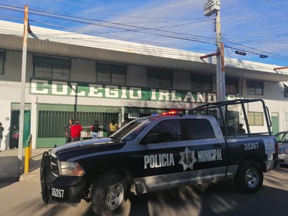 Entre los dichos de las jovencitas está que el profesor las pasaba una por una a su área y en ese momento tocaba sus partes íntimas mientras que a la menor de primaria la obligaba a tocarle sus genitales. 
(EL SIGLO DE TORREÓN)