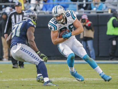 Los Halcones Marinos serán el tercer equipo de Greg Olsen (d) en la NFL, disputó 9 campañas con las Panteras y 4 con los Osos. (ARCHIVO) 