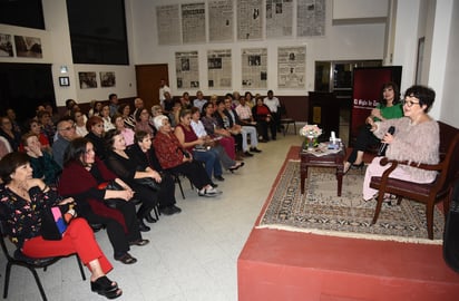 Los suscritores se mostraron muy atentos a lo expuesto por la escritora.