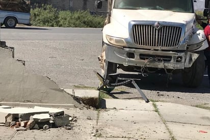 El vehículo oficial chocó contra la barda lateral de un domicilio ubicado en la zona Centro de la ciudad de Lerdo. (EL SIGLO DE TORREÓN)