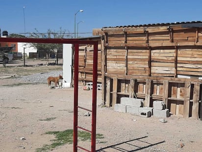 En estos 'salones', que son básicamente jacales, estudian los niños exponiéndose al mal clima. (EL SIGLO DE TORREÓN) 