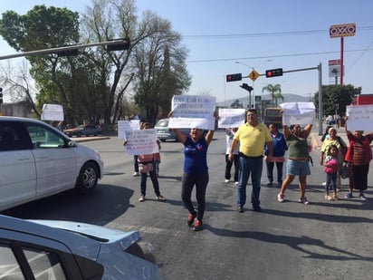 Los manifestantes bloquearon un tramo del bulevar Miguel Alemán en Ciudad Lerdo. (EL SIGLO DE TORREÓN/ANGÉLICA SANDOVAL)